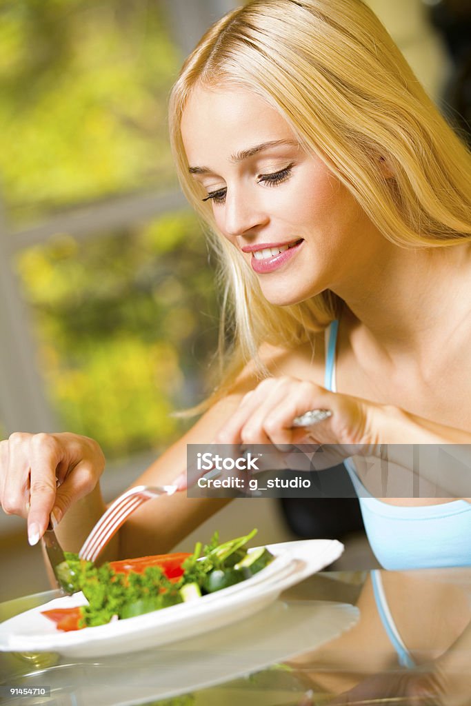 Retrato de feliz sonriente Joven mujer comiendo ensalada - Foto de stock de Adulto libre de derechos