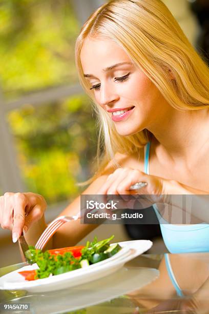 Retrato De Feliz Sonriente Joven Mujer Comiendo Ensalada Foto de stock y más banco de imágenes de Adulto