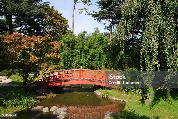 Japón Al Jardín Foto de stock y más banco de imágenes de Jardín de piedras - Jardín de piedras, Puente peatonal, Agua