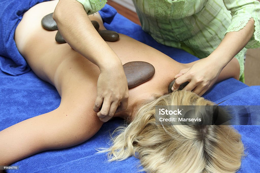 Especial de pedras vulcânicas sessão de massagem em um centro de spa - Foto de stock de Amimar royalty-free