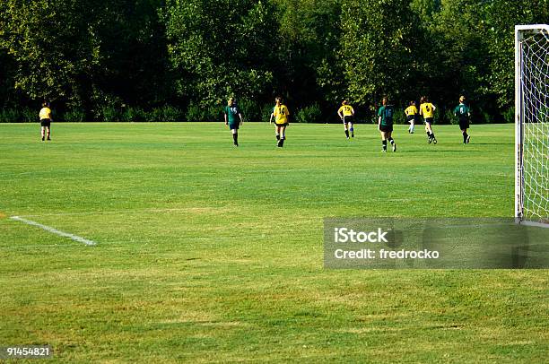 Photo libre de droit de Joueurs De Football Jouer Au Soccer Sur Le Terrain De Football Avec Ballon De Football banque d'images et plus d'images libres de droit de Terrain de football