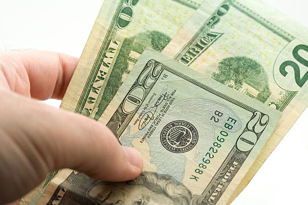 передачи денег - twenty dollar bill human hand paper currency number 20 стоковые фото и изображения