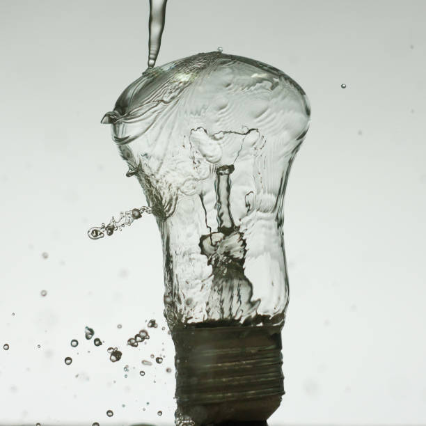 istock Light bulb made of water splashes 914549384