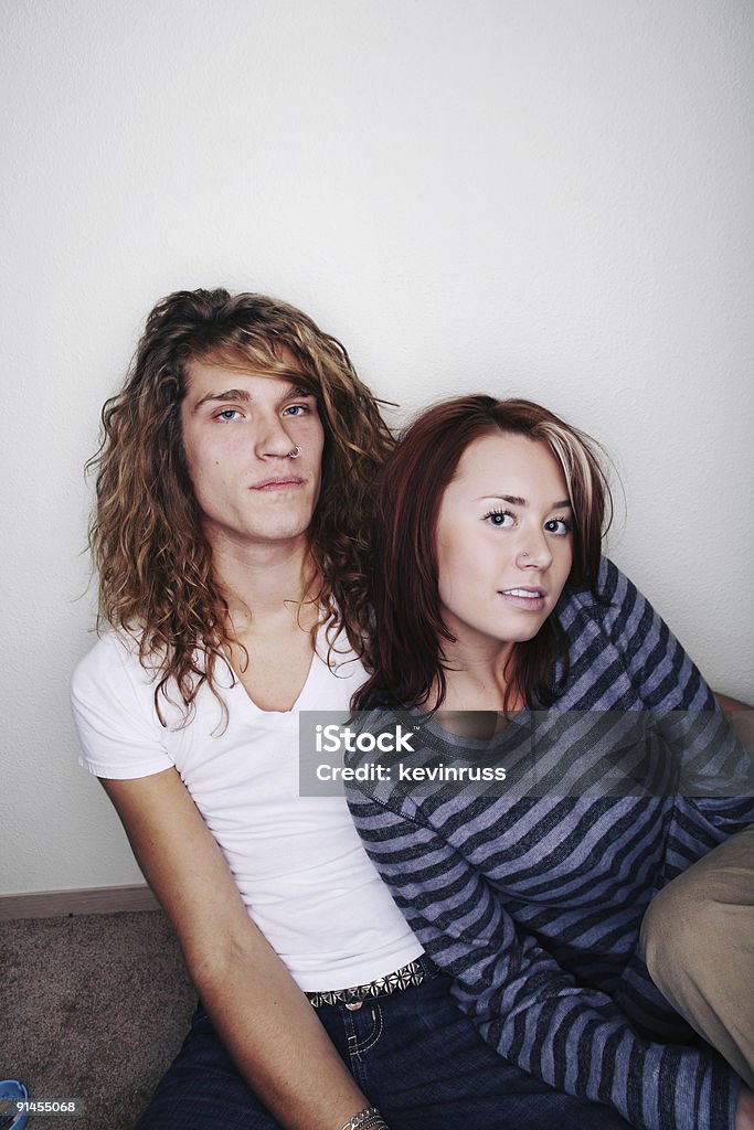 Langes Haar Teen Mann mit Freundin auf weiße Wand - Lizenzfrei 18-19 Jahre Stock-Foto