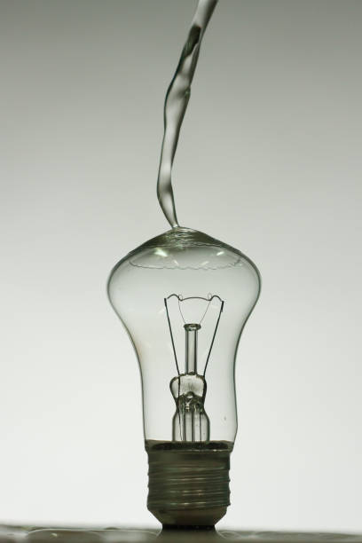 istock Light bulb made of water splashes 914551728