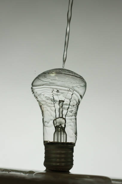 istock Light bulb made of water splashes 914551902