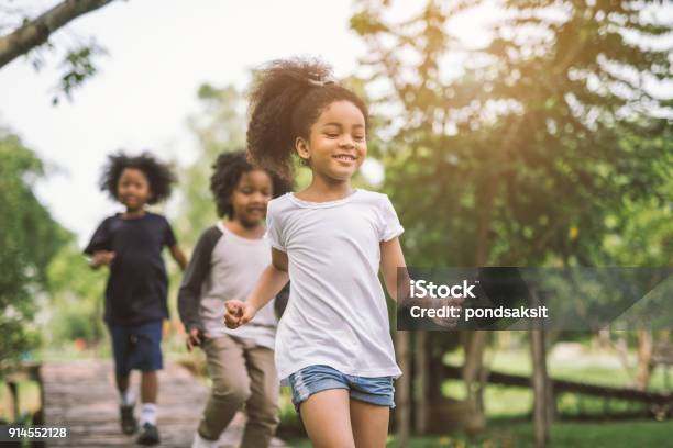 小さな女の子が屋外で遊んで - 子供のストックフォトや画像を多数ご用意 - 子供, 自然, アフリカ民族