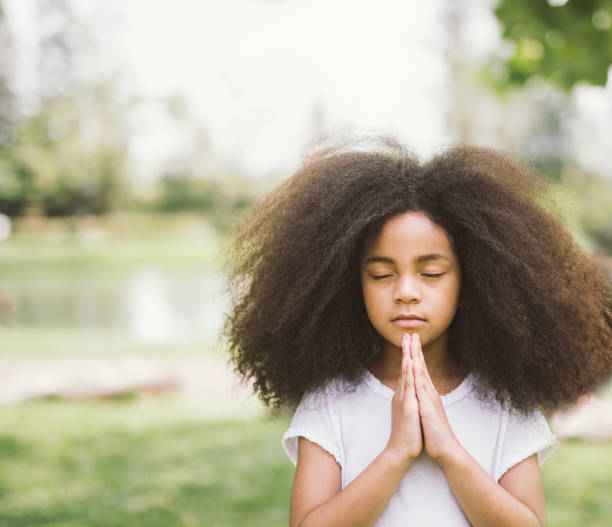 child praying - praying girl imagens e fotografias de stock