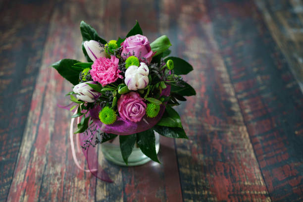 piccolo bouquet nuziale con rose, tulipani e margherite. - wedding centerpiece foto e immagini stock