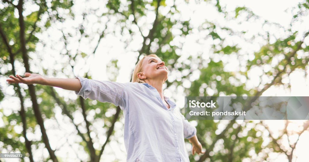 brazos abiertos mujer feliz con la felicidad - Foto de stock de Mujeres libre de derechos