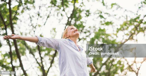 Brazos Abiertos Mujer Feliz Con La Felicidad Foto de stock y más banco de imágenes de Mujeres - Mujeres, Bailar, Mujeres maduras