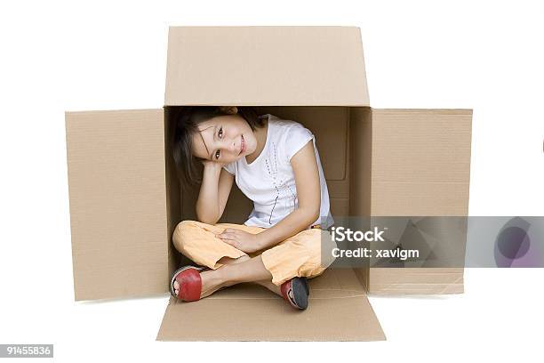 Młoda Dziewczyna Wewnątrz Pudełku - zdjęcia stockowe i więcej obrazów Biznes - Biznes, Budynek przedszkola, Córka