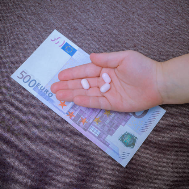 istock Euro banknotes and tablets in a child's hand 914559574