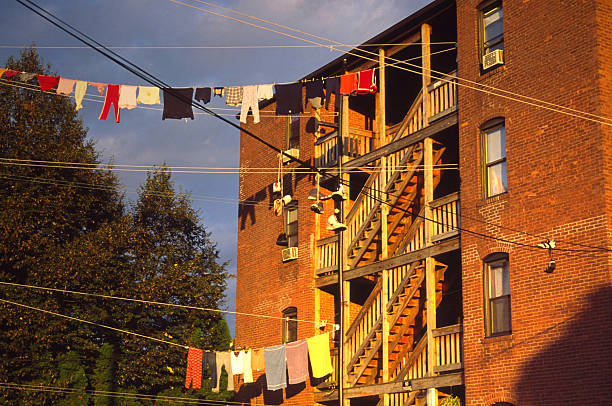 apartamento - laundry basket fotografías e imágenes de stock