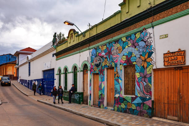 bogotá, colombia - buscando uno de a pie las coloridas calles del casco de la candelaria en la ciudad capital - graffiti paintings men walking fotografías e imágenes de stock