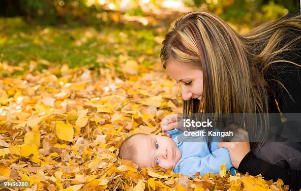 Photo libre de droit de Mère Et Fils banque d'images et plus d'images libres de droit de Adulte - Adulte, Amour, Automne