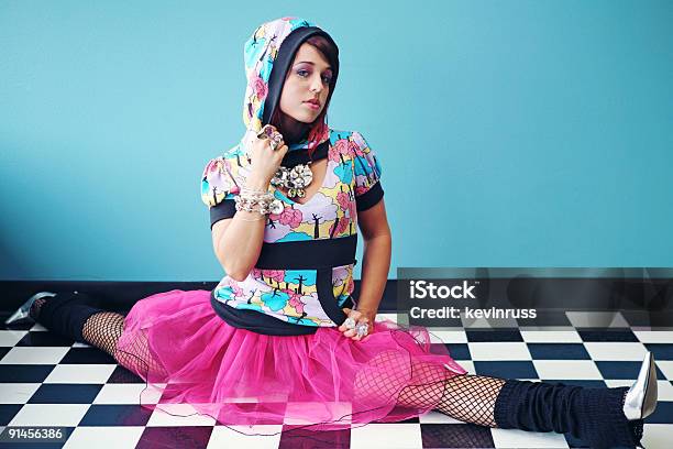 Fluorescencyjny Z Kapturem Dziewczyna W Różowy Spódnica Na Checkered Kafelek - zdjęcia stockowe i więcej obrazów Pończochy siatkowe