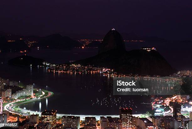 Sugarloaf Y Botafogo Playa Foto de stock y más banco de imágenes de Agua - Agua, Aire libre, Ajardinado