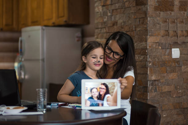 istock Board Mother and daughter coloring 914570432