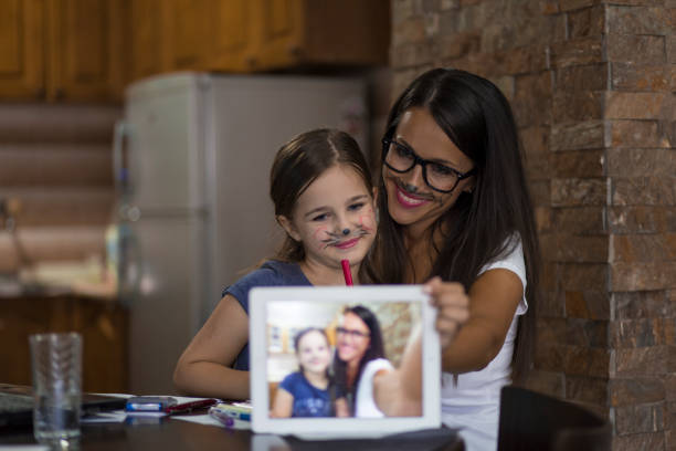 istock Board Mother and daughter coloring 914570584