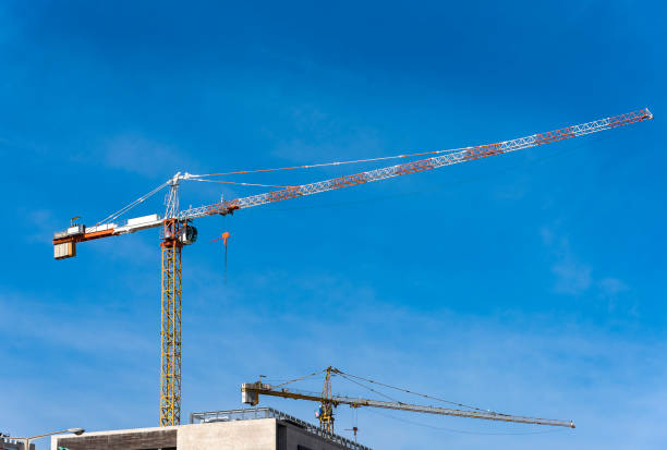 costruzione gru torre contro cielo blu - cross shape built structure building exterior apartment foto e immagini stock