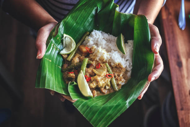 indonesian chicken curry dish with rice served on banana leaf - tomato curry imagens e fotografias de stock