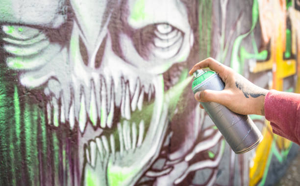 公共の壁 - 都市の男を実行して、マルチ カラー スプレー - フォーカスでライブ題材を手に準備と現代美術概念のカラフルなモンスター落書きを描くストリート アーティスト - graffiti men wall street art ストックフォトと画像