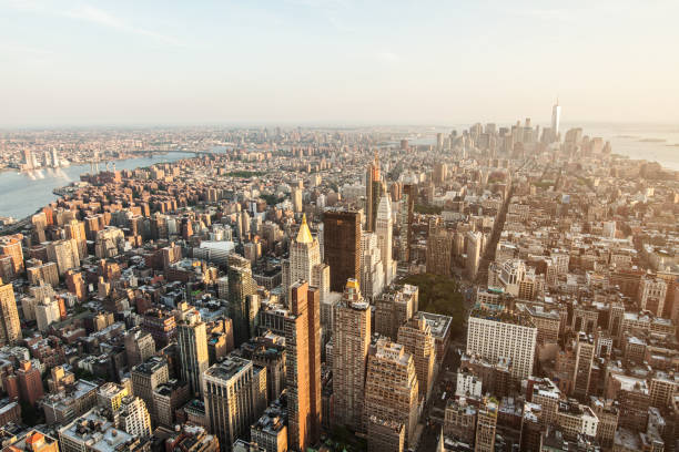 вид с воздуха на манхэттен с небоскребами, пешеходным и оживленным движением. - downtown manhattan стоковые фото и изображения