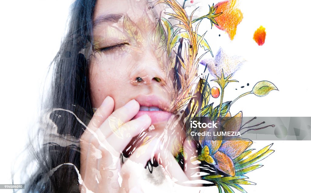 Paintografia. Primo piano a doppia esposizione di una sensuale modella asiatica pacifica che tocca delicatamente il suo viso combinato con inchiostro disegnato a mano e dipinti ad acquerello con motivi floreali - Foto stock royalty-free di Donne