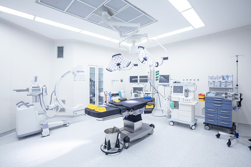 Moderna Hospital operando con monitores de sala y los equipos photo