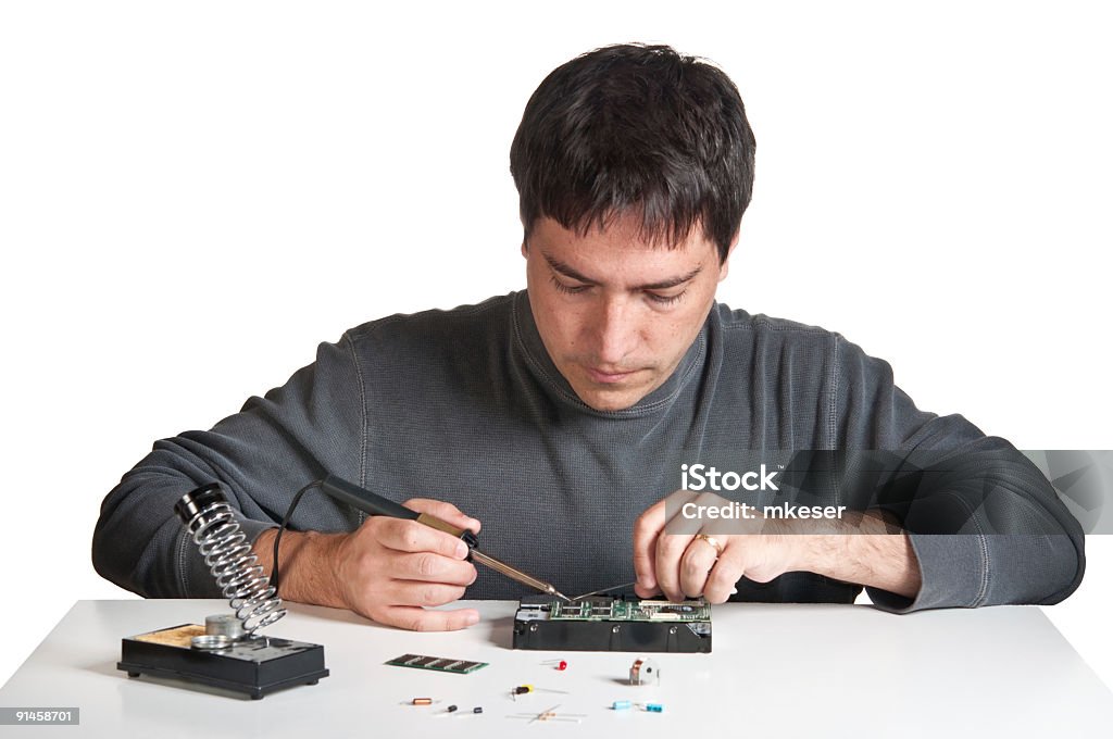 Homme à souder appareils électroniques. - Photo de Adulte libre de droits