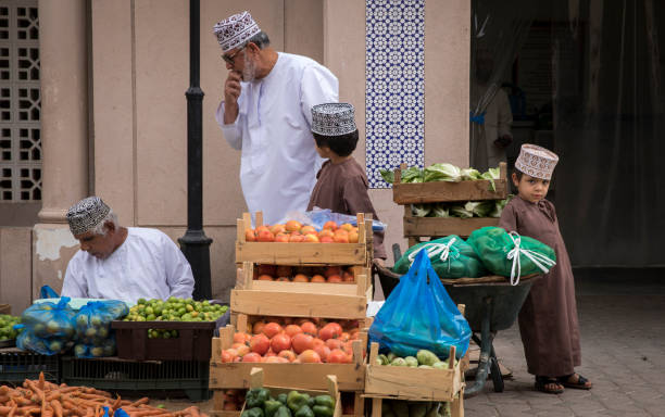 omani людей на рынке - nizwa стоковые фото и изображения