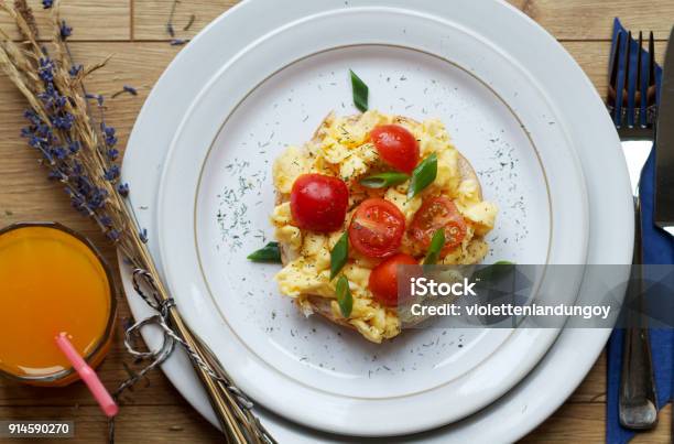 Scrambled Eggs And Tomato On Bagel Stock Photo - Download Image Now - Egg - Food, Crockery, Bagel
