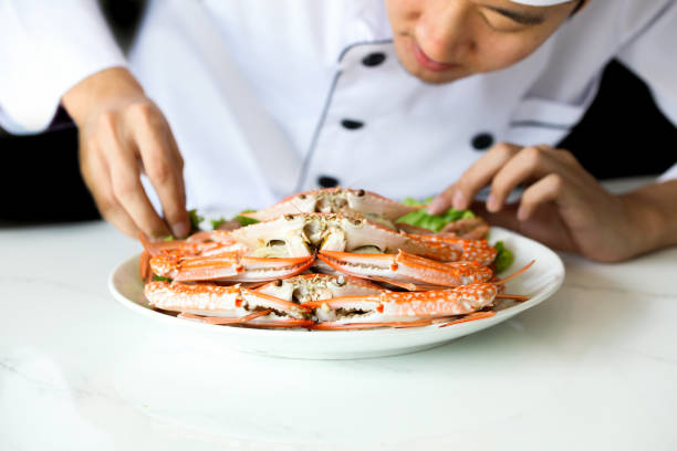 아시아 요리사 준비 하 고 야채와 구운된 게 해산물 식사를 장식 - thai cuisine thailand asian cuisine chinese cuisine 뉴스 사진 이미지