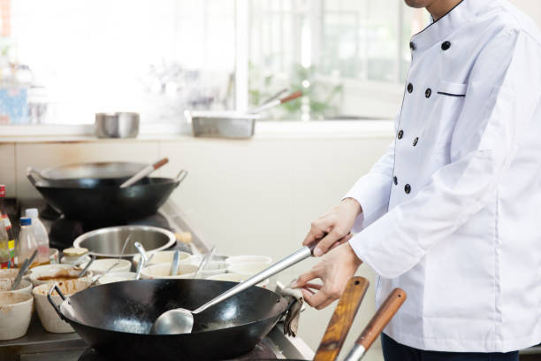 พ่อครัวในโรงแรมหรือร้านอาหารห้องครัวทําอาหารไม่ว่าง