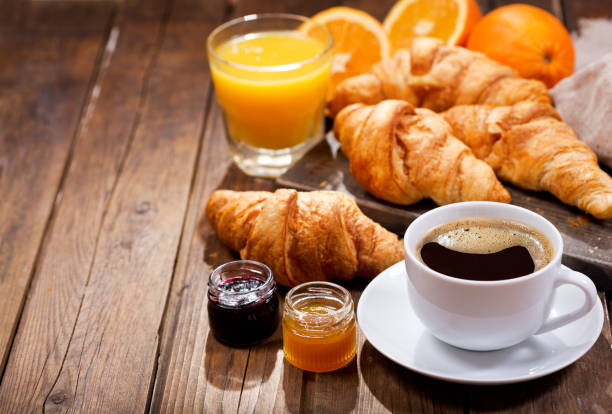 colazione con tazza di caffè e croissant - prima colazione foto e immagini stock