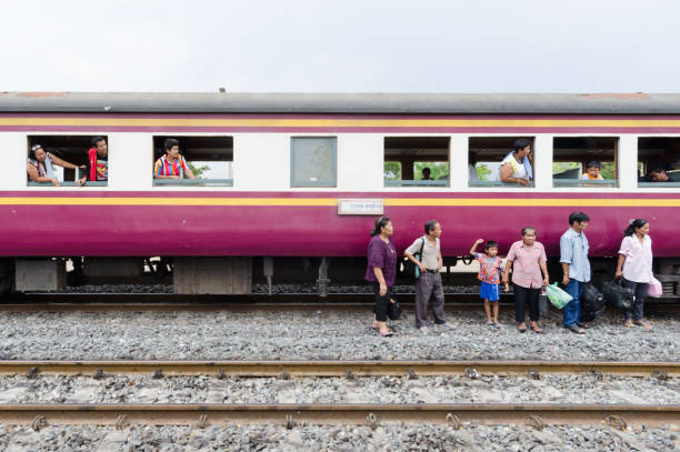 passageiros de trem encalhado na tailândia - vehicle breakdown car stranded women - fotografias e filmes do acervo