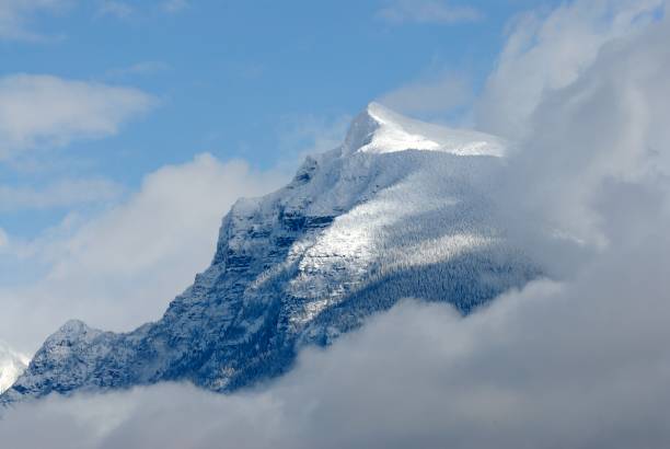 monte brown e lago mcdonald - montana winter mcdonald lake cloudscape foto e immagini stock