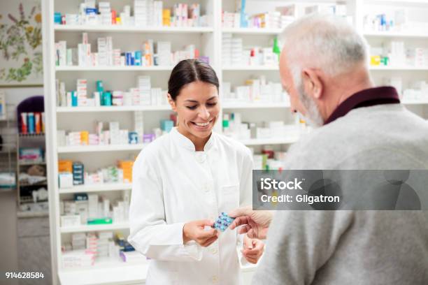 수석 고객에 게 약물을 주는 여성 약사 약사에 대한 스톡 사진 및 기타 이미지 - 약사, 약국, 약