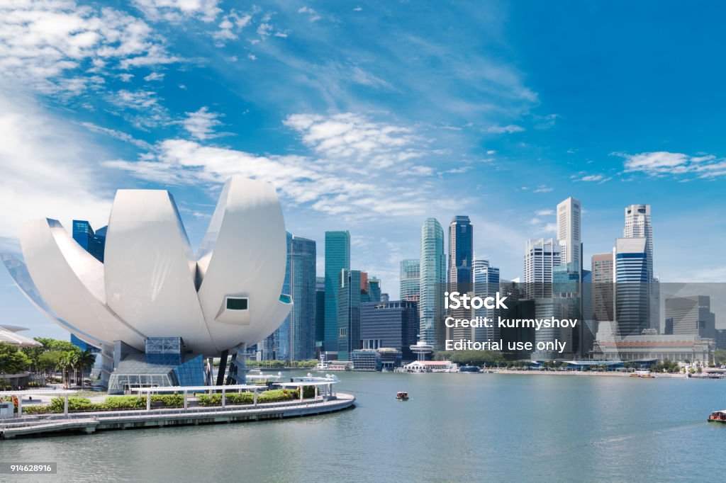 Paisaje de la ciudad de Singapur en el cielo azul del día. Districto de negocio céntrico en Marina Bay view. Paisaje urbano de rascacielos - Foto de stock de República de Singapur libre de derechos
