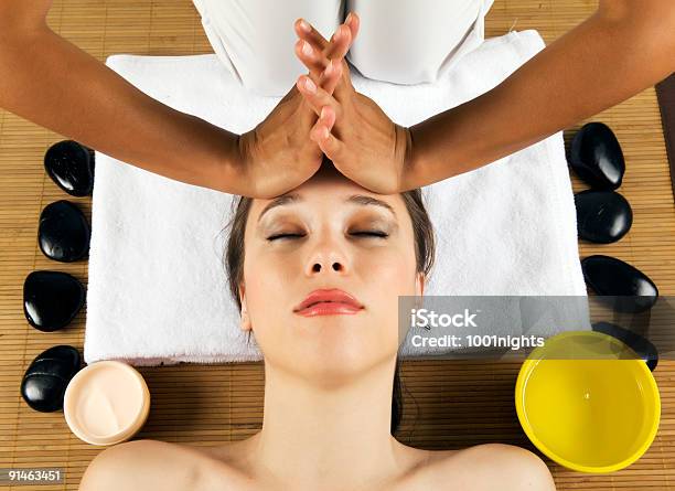 Masaż Głowy - zdjęcia stockowe i więcej obrazów Aromaterapia - Aromaterapia, Dbałość o ciało, Dobre samopoczucie