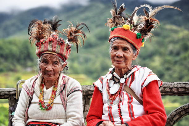 anziane donne ifugao con cappelli piumati di pollo. principale regione di viewpoint-banae-cordillera-filippine. 0193 - ifugao foto e immagini stock