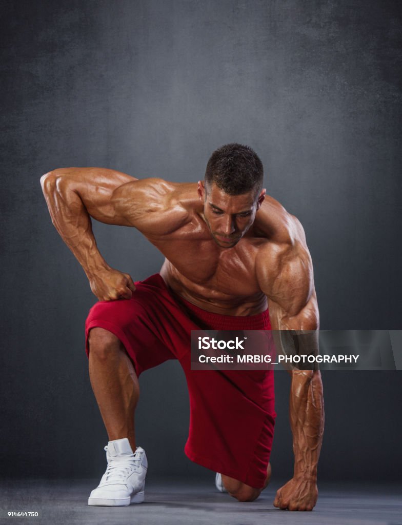 Przystojny Sportowe Mężczyźni Flexing Mięśnie - zdjęcia stockowe i ...