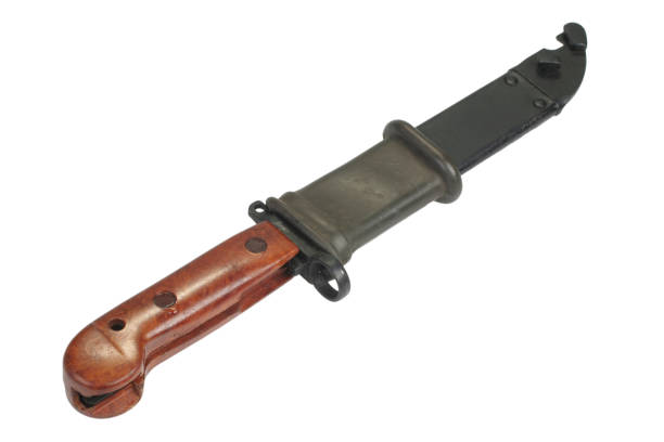 baioneta ak 47 e bainha isolado no branco - knife isolated on red bayonet isolated - fotografias e filmes do acervo