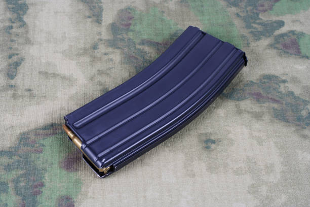 сша army m-16 винтовка журнал с патронами на камуфляжной форме фон - high capacity magazine стоковые фото и изображения