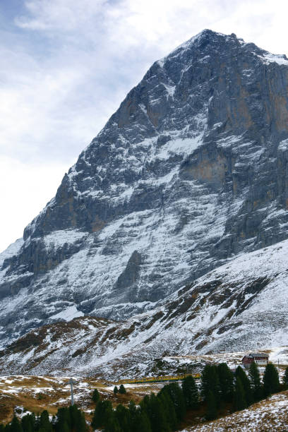 cara norte del eiger montaña en la región del jungfrau, suiza - north face eiger mountain fotografías e imágenes de stock