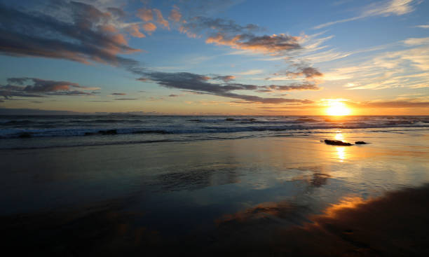 istock Sunrise on Bay of Plenty 914666338