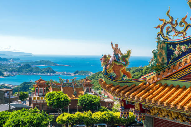 tempel in jiufen old street in taipei - insel taiwan stock-fotos und bilder