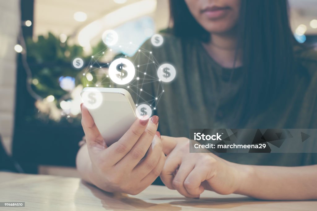 Mano donna asiatica che utilizza il telefono cellulare con applicazione di transazione online, concept e-commerce e investimenti online su Internet - Foto stock royalty-free di Stipendio