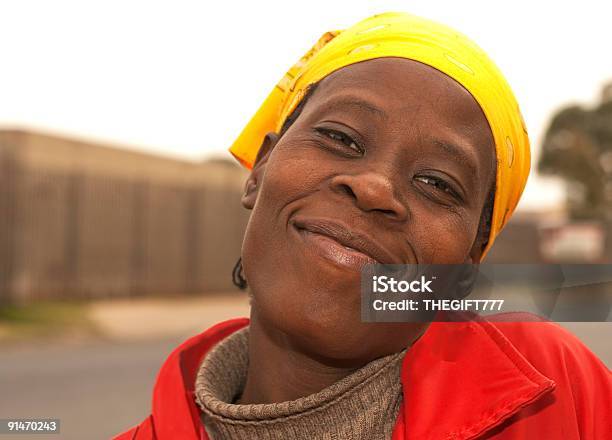 Felice Donna Africana E Contenuti - Fotografie stock e altre immagini di Johannesburg - Johannesburg, Mercante, Adulto